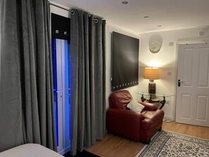 Living room - Remarkable 1-bed Studio in Staines - Surrey (Staines)