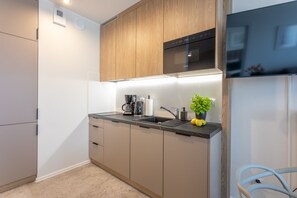 Jääkaappi, mikroaaltouuni, liesi, astianpesukone