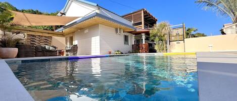 Una piscina al aire libre