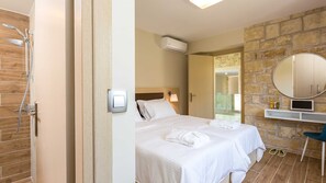 5 bedrooms, in-room safe, iron/ironing board, travel crib - Luxury Villa Emilia with a heated pool (Kissamos)