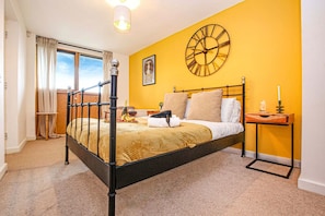 2 soverom, skrivebord, strykejern/-brett og reiseseng for barn