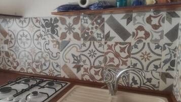 Fridge, oven, stovetop, coffee/tea maker