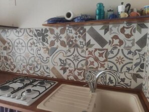 ثلاجة، فرن، موقد طهي مسطح، ماكينة لصنع القهوة/الشاي