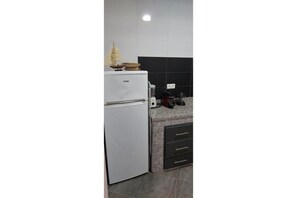 Fridge, oven, coffee/tea maker, electric kettle