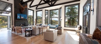 Luxury Modern Mountain Home w/ Amazing Lake & Mountain Views. 2 Miles to Purg