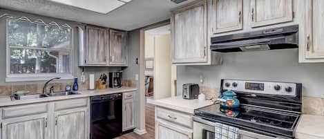 Een koelkast, een microgolfoven, een oven, een kookplaat