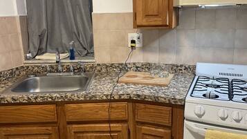 Fridge, oven, stovetop, coffee/tea maker