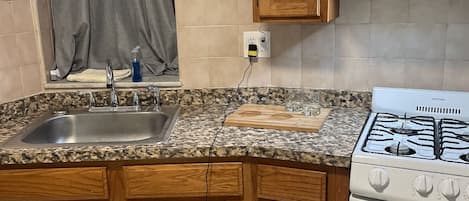 Refrigerador, horno, parrilla de estufa y cafetera y tetera