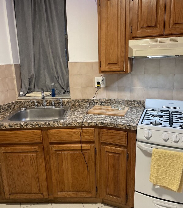 Refrigerador, horno, parrilla de estufa y cafetera y tetera 