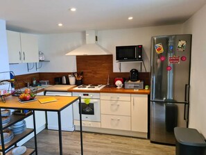 Een koelkast, een microgolfoven, een oven, een kookplaat
