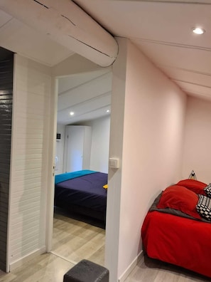 2 slaapkamers, een strijkplank/strijkijzer, reisbedje, gratis wifi