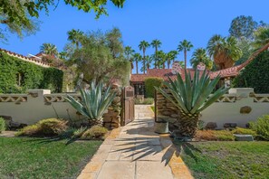 Property grounds - Hacienda Ramona - 1929 Spanish Colonial Estate (Palm Springs)