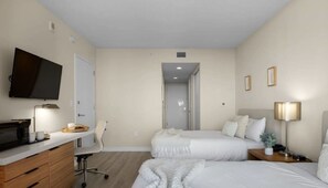 办公桌、熨斗/熨衣板、旅行婴儿床、WiFi