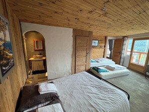 4 habitaciones, escritorio y tabla de planchar con plancha 