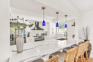 Kylskåp, mikrovågsugn, ugn och spishäll