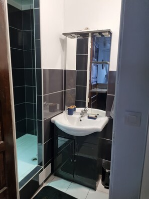 Dusche, Handtücher, Seife, Toilettenpapier