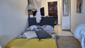 Une chambre à coucher avec un lit, une table de chevet et une lampe de chevet.