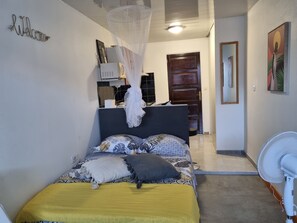 1 غرفة نوم ومكواة/لوح كي وواي فاي وملاءات أسرّة