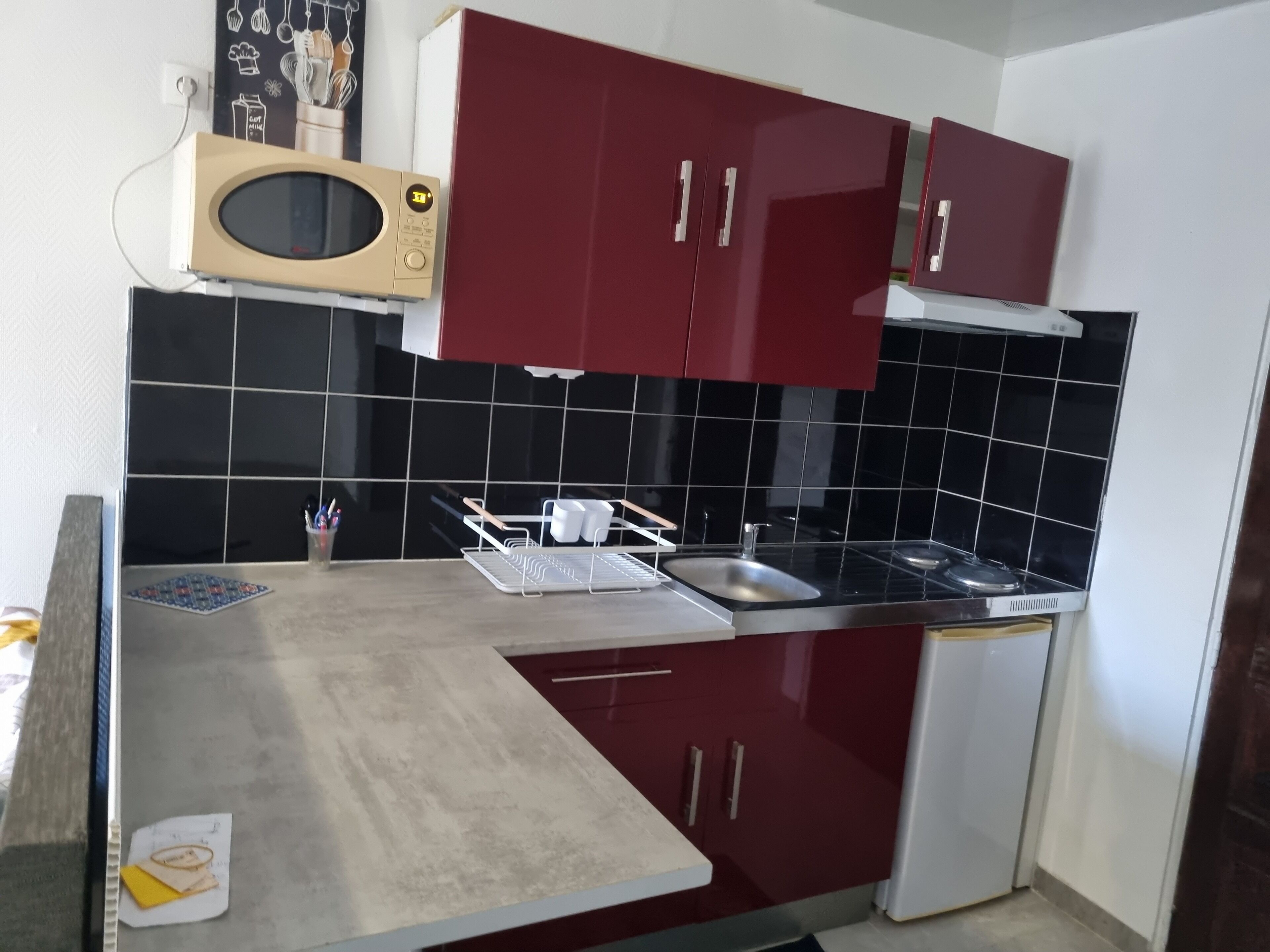 Frigorifero, microonde, macchina per tè/caffè, bollitore elettrico