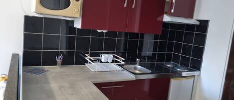 雪櫃、微波爐、咖啡機/沖茶器、電熱水壺