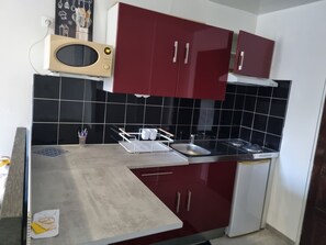 ثلاجة، ميكروويف، ماكينة لصنع القهوة/الشاي، غلّاية كهربائية