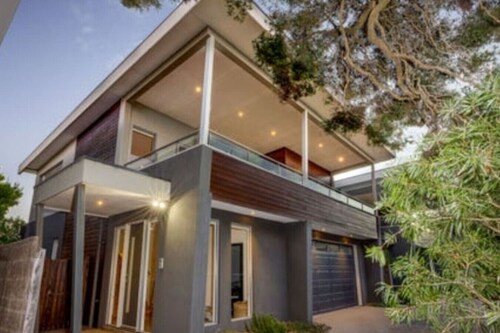 Modern home 2mins walk to Rye Beach