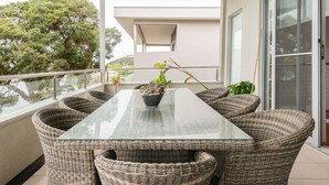 Outdoor dining - Modern home 2mins walk to Rye Beach (Rye)