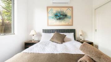 3 bedrooms, desk, iron/ironing board, WiFi