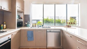 Coffee/tea maker, fridge, microwave, oven - Modern home 2mins walk to Rye Beach (Rye)