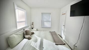 3 habitaciones, escritorio y tabla de planchar con plancha