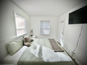 3 slaapkamers, een bureau, een strijkplank/strijkijzer, reisbedje