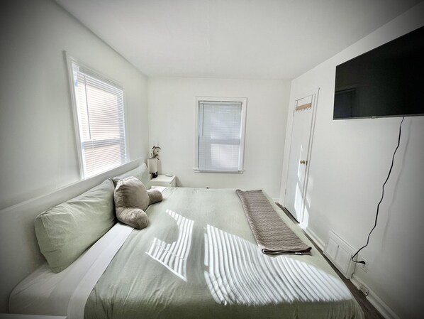 3 quartos, escrivaninha, ferros/tábuas de passar roupa, berço de viagem