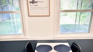 A room with a white table, four chairs, and a framed quote on the wall. - Spacious Home 8 min to ND and Memorial Hospital (South Bend)