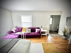 3 quartos, escrivaninha, ferros/tábuas de passar roupa, berço de viagem