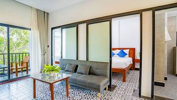 Familiekamer, 2 slaapkamers, uitzicht op tuin | Woonruimte | Smart-tv