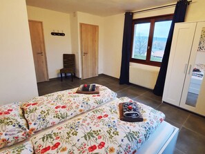 7 Schlafzimmer, Schreibtisch, Reisekinderbett, kostenloses WLAN