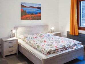 7 bedrooms, desk, travel cot, free WiFi