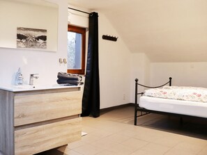 7 bedrooms, desk, travel cot, free WiFi