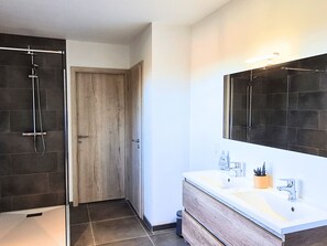 Shower, hair dryer, towels, soap - Vacation home (up to 15 pers.), sauna, 7 rooms, 6 bathrooms, dogs allowed, garage (Anould)