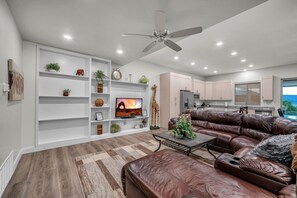 Living area - Majestic Lux Apt 3bed/2bath w Views for days! (St. George)