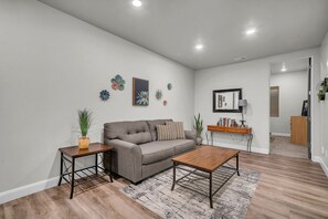 Living area - Majestic Lux Apt 3bed/2bath w Views for days! (St. George)