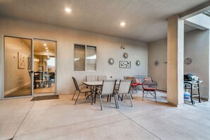 Outdoor dining - Majestic Lux Apt 3bed/2bath w Views for days! (St. George)