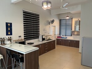 Fridge, microwave, cookware/dishes/utensils - LeParis Jonker 88 homestay Melaka (Malacca City)