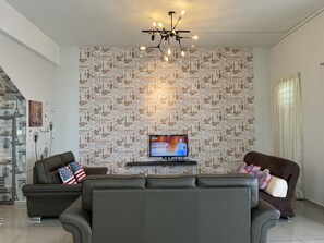 40-inch flat-screen TV with satellite channels, TV - LeParis Jonker 88 homestay Melaka (Malacca City)