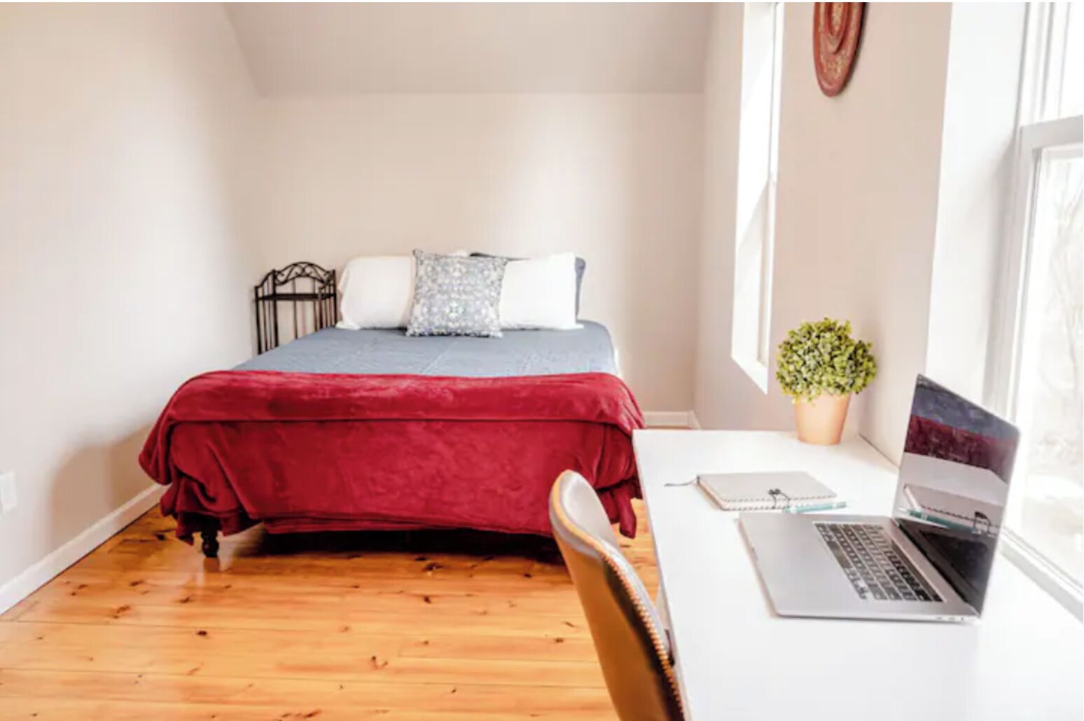 4 多间卧室、办公桌、免费 WiFi、床单