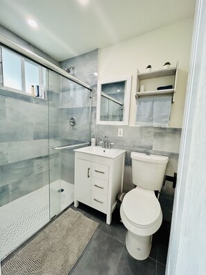 Shower, hair dryer, towels, soap - Charming 2beds 2 baths w/pool 10 mins from the beach! (Marathon)