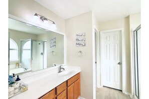 Combined shower/bathtub, hair dryer, bidet, towels - Cozy 4 bedroom house for your family vacation! (Helotes)