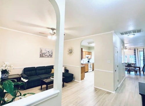 Cozy 4 bedroom house for your family vacation!