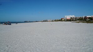 Am Strand, Liegestühle, Strandtücher