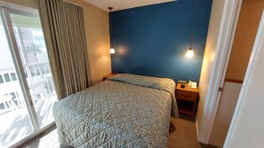 2 bedrooms, desk, iron/ironing board, free WiFi - Walk out to the Beach from your 2 Bedroom Condo or swim in the pool. Sleeps 6 (St. Pete Beach)